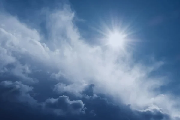 Sol Natural Brillante Nube Dramática Trueno Cielo Azul — Foto de Stock