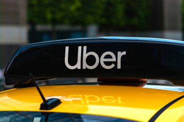 Sarı taksi tepesindeki Uber logosu simgesi, kapat - Moskova, 09 / 09 / 2020