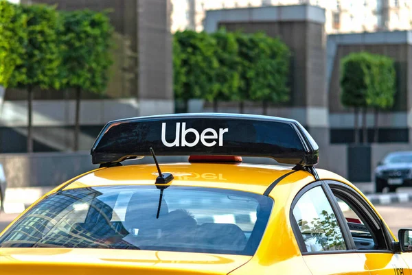 Üzerinde Uber logosu olan sarı taksi caddede - Moskova, 09 / 09 / 2020