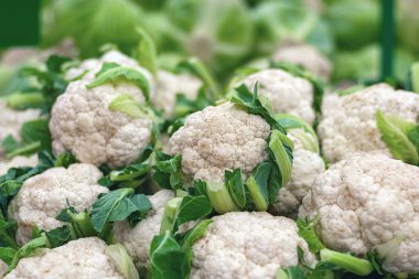 Organik sebze pazarında karnabahar ve lahana satışı