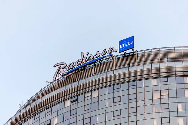 Logo Hotelu Radisson Blu Szczycie Nowoczesnego Budynku Hotelowego Moskwa 2020 — Zdjęcie stockowe