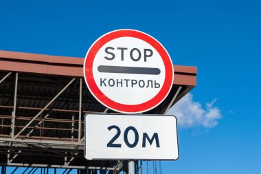 Kontrol noktası kapısının önündeki trafik işaretinde Rusça 'da 