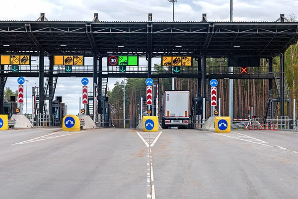 Camião Atravessando Portagem Plaza Portagem Estrada Pedágio Região Tver 2020 — Fotografia de Stock