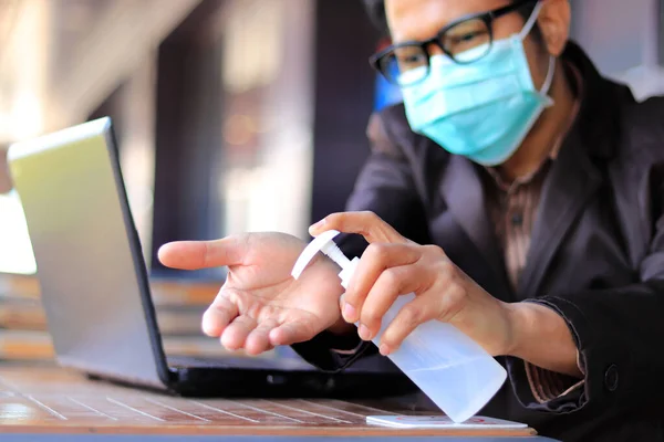 Coronavirus covid-19 'un korunması için Asyalı işadamları tıbbi maske takıyor, Coronavirus covid-19 salgın kontrolü, temizlik jeli ile temiz eller.