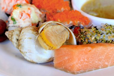 Somon filetoları taze ve güzel somonlar ahşap masada. Tahta masaya konmuş lezzetli balık eti..