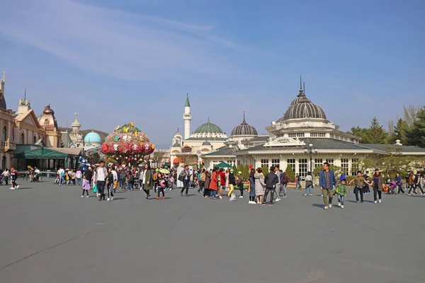 Gyeonggi-do, Güney Kore, 22 Nisan 2019 Everland-ro, suni çiçeklerden ve kelebeklerden oluşan dev bir ağaç ve birçok turist.