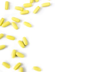 Sarı kapsüllerin yerleşimi. beyaz arka planda haplar