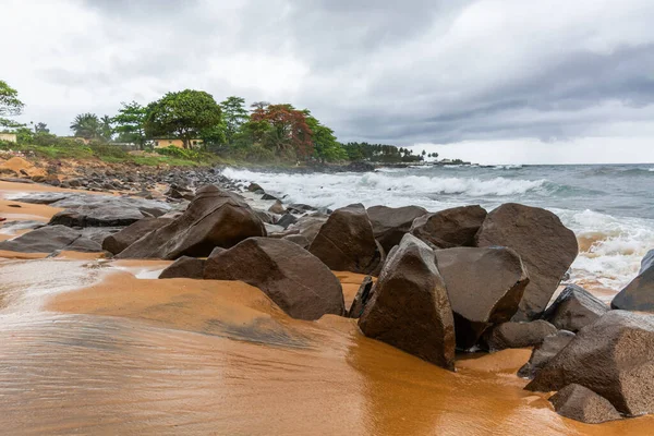 Spiaggia Con Sabbia Rossa Rocce Rosse Con Cielo Drammatico Congo — Foto Stock