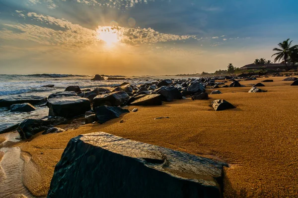 Spiaggia Con Sabbia Rossa Rocce Nere Con Bel Tramonto Congo — Foto Stock