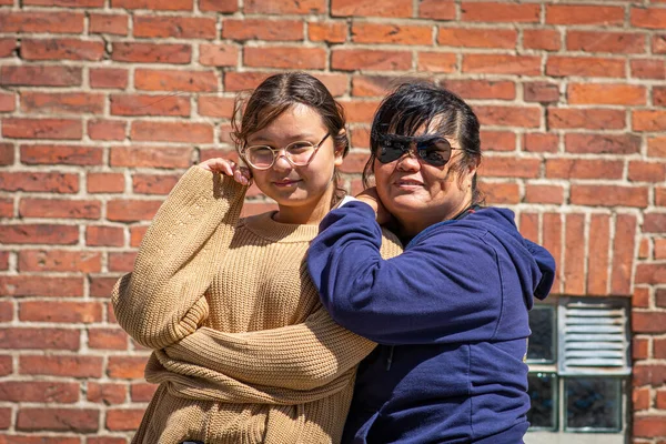 Asian Middle Aged Mother Enjoy Outing Together Her Preteeen Daughter — Stock Photo, Image