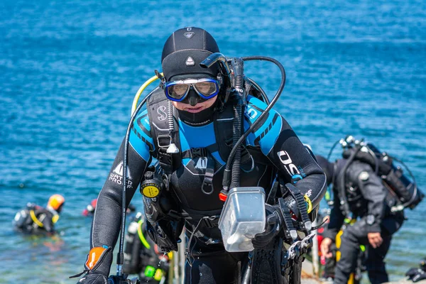 Malmö, İsveç - 14 Haziran 2020: Scuba dalgıçları, Oresund 'un soğuk suyuna daldıktan sonra geri döndüler