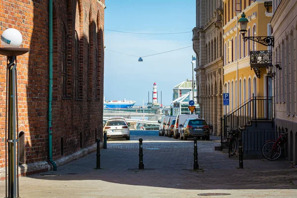 Malmo, Suecia - 25 de junio de 2020: Las actividades empresariales comienzan a recuperarse después de que el coronavirus se ralentiza. El tráfico de carga, en el puerto, hacia y desde Alemania es más intenso — Foto de Stock