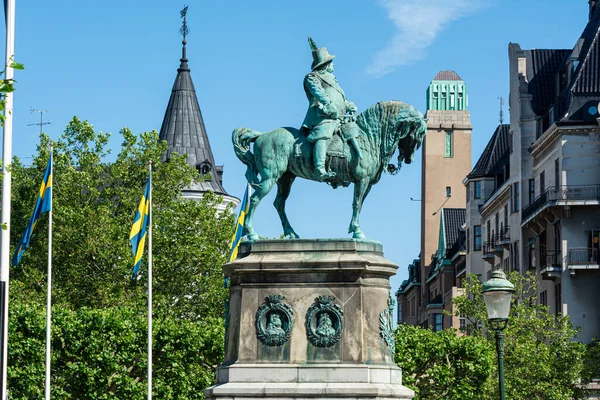 Malmö, İsveç - 25 Haziran 2020 İsveç Kral Charles X Gustaf 'ın at üstündeki heykeli. Bu kral 1658 'de Danimarka' yı yendi ve İsveç 'e karşı İskandinavya' yı yendi. — Stok fotoğraf