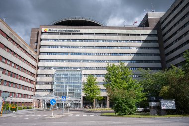 Scania Üniversitesi Hastanesi 'nin ana binası. Çatıdaki helikopter platformu görünüyor.
