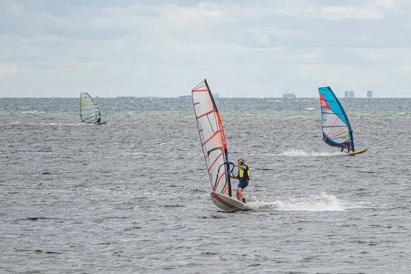 Op een winderige dag maken veel mensen van de gelegenheid gebruik om watersporten te beoefenen. Windsurfers verzamelen zich bij het strand van Lomma om hun windsurfvaardigheden te oefenen — Stockfoto