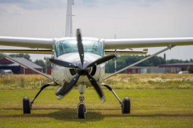 Tatil boyunca güzel bir gün. Pek çok kişi en sevdiği sporu yapıyor. Gökyüzünde paraşütçüleri kaldıran bir uçak hayal edin.