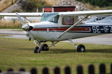 Tatil boyunca güzel bir gün. Pek çok kişi en sevdiği sporu veya hobisini yapıyor. Bir Cessna tek motorlu uçak resmi