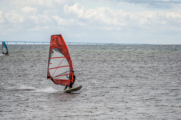 Op een winderige dag maken veel mensen van de gelegenheid gebruik om watersporten te beoefenen. Windsurfers verzamelen zich bij het strand van Lomma om hun windsurfvaardigheden te oefenen — Stockfoto