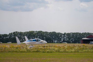 Tatil boyunca güzel bir gün. Pek çok kişi en sevdiği sporu veya hobisini yapıyor. Deneysel bir tek motorlu uçağın fotoğrafı. Pervane arkada.