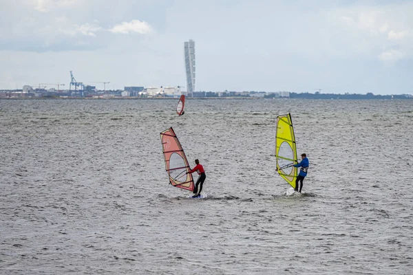 Op een winderige dag maken veel mensen van de gelegenheid gebruik om watersporten te beoefenen. Windsurfers verzamelen zich bij het strand van Lomma om hun windsurfvaardigheden te oefenen — Stockfoto