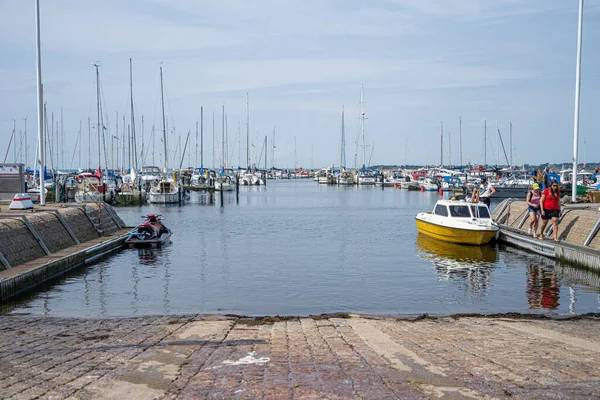 Bild från Borstahusens marina. De flesta tillbringar sin semester i sommar i Sverige. Boatlife har blivit en säker och populär aktivitet i sommar under coronavirus pandemin. — Stockfoto