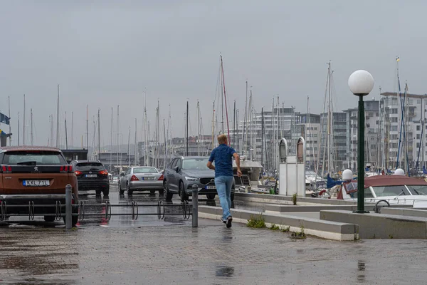 En regnig sommardag i Helsingborg. Folk söker skydd. — Stockfoto