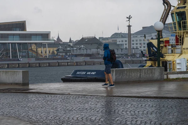 Deštivý letní den v Helsingborgu ve Švédsku. Lidé utíkají do úkrytu — Stock fotografie