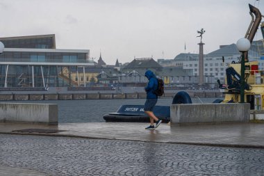 İsveç 'in Helsingborg şehrinde yağmurlu bir yaz günü. İnsanlar sığınacak yer arıyor.
