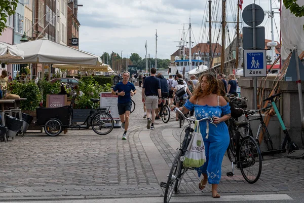 Nyhavn eller New Harbor i Köpenhamn. Detta brukade vara en grov stadsdel för sjömän men nu omvandlas till ett fint område med barer och restauranger för turister — Stockfoto