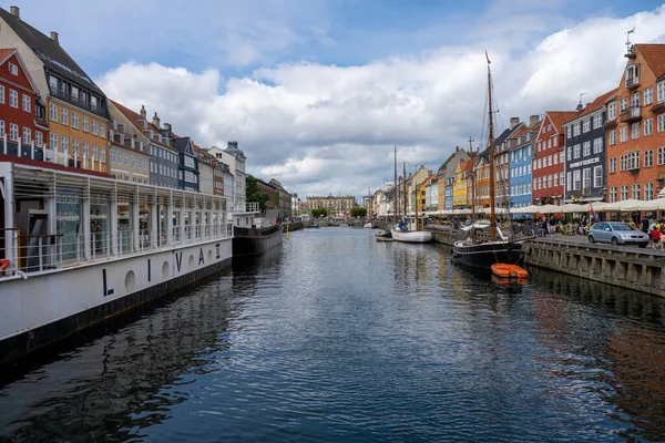 Nyhavn nebo New Harbor v Kodani. Dříve to byla drsná čtvrť pro námořníky, ale nyní jsou transformovány do luxusní oblasti s bary a restauracemi pro turisty — Stock fotografie