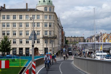 Nyhavn 'daki yeni köprü ya da Kopenhag' daki New Harbor. Burası eskiden denizciler için zorlu bir semtti ama şimdi turistler için barlar ve restoranlar olan lüks bir yere dönüştürüldü.