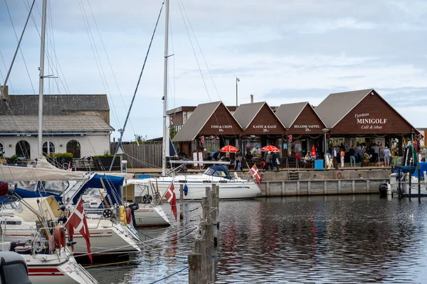 Hundested marina i Själland, Danmark. Det finns gott om turistaktiviteter i hamnen. De flesta danskar har en inrikes semester i år — Stockfoto