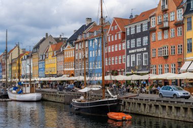 Kopenhag 'daki Nyhavn veya New Harbor. Burası eskiden denizciler için zorlu bir semtti ama şimdi turistler için barlar ve restoranlar olan lüks bir yere dönüştürüldü.