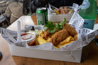 Danimarka 'nın Hundested, Zealand kentindeki marinadaki restoranlardan birinde balık ve patates kızartması servis edildi. Koronavirüs salgını nedeniyle çoğu insan bu yıl yurt içinde tatil yapıyor.