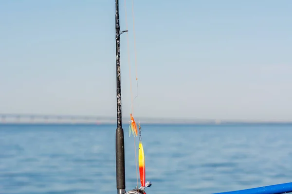 Μια ράβδος αλιείας με τη γέφυρα του Oresund που συνδέει τη Δανία με τη Σουηδία στο παρασκήνιο — Φωτογραφία Αρχείου