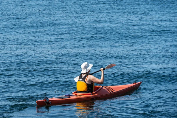 As pessoas gostam de esportes aquáticos um dia quente de verão em Malmo, Suécia. — Fotografia de Stock