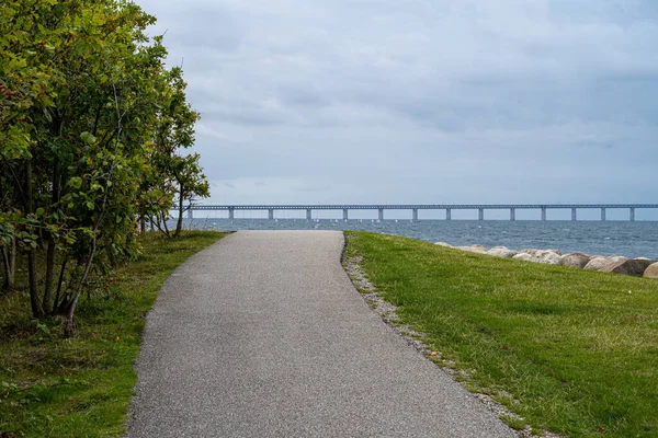 A pathway in an area for leisure activities. The Oresund Bridge, Malmo, Sweden in the background — Stock Photo, Image