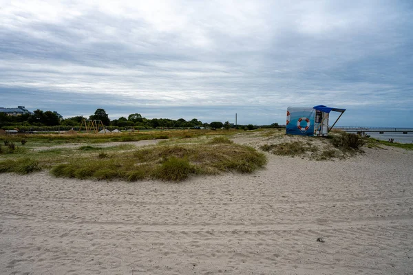 Een strandhut voor reddingswerkers aan een strand in Malmö, Zweden. Blauwe oceaan en blauwe bewolkte lucht — Stockfoto