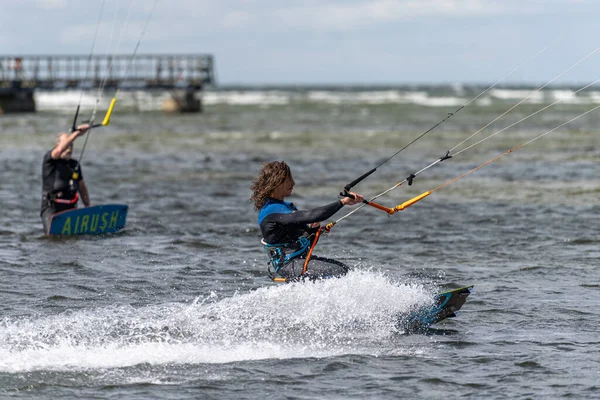 Kitesurfers in het water op een winderige dag. Foto van Lomma strand, Malmö, Zweden — Stockfoto