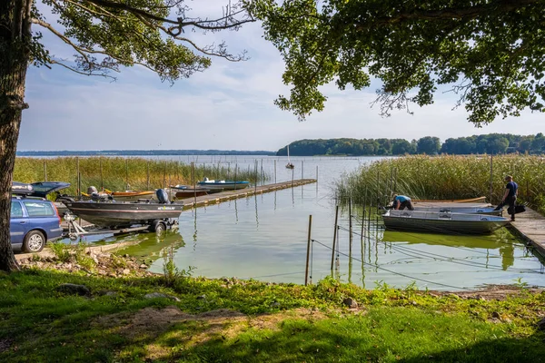 Mensen gebruiken de laatste dagen van de zomer voor recreatieve activiteiten zoals varen en vissen. Foto uit Ringsjon, Scania, Zuid Zweden — Stockfoto