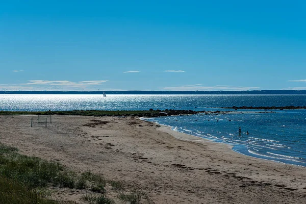 바다 위로 해가 떠 있어. 푸른 바 다 와 푸른 하늘을 배경으로 한 백라이트 사진 — 스톡 사진