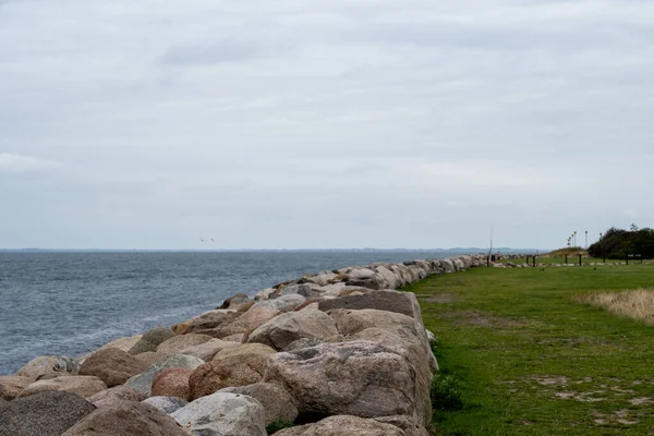 스웨덴 남부 말 모 외곽의 사운드 지역에 있는 석회석 인공 매립지 — 스톡 사진