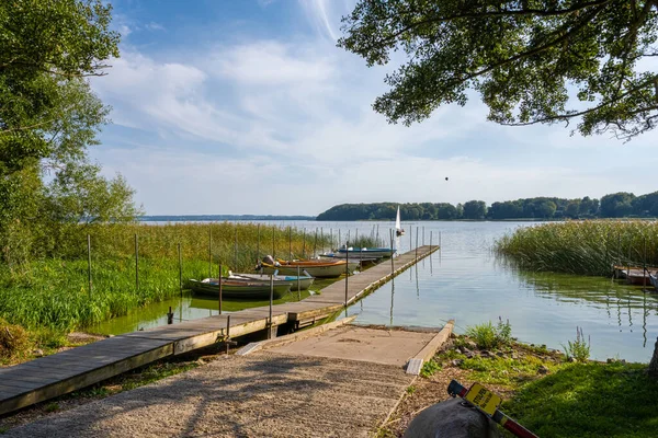 Een drijvende steiger en boten in een meer. Foto uit Ringsjon, Scania, Zuid Zweden — Stockfoto