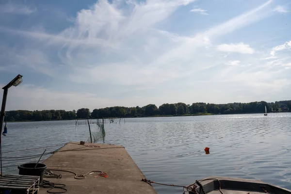 Vakkert solnedgangslandskap for et fiskegarn i en innsjø et av sommerens siste dager. Bilde fra Ringsjon, Skåne, Sør-Sverige – stockfoto