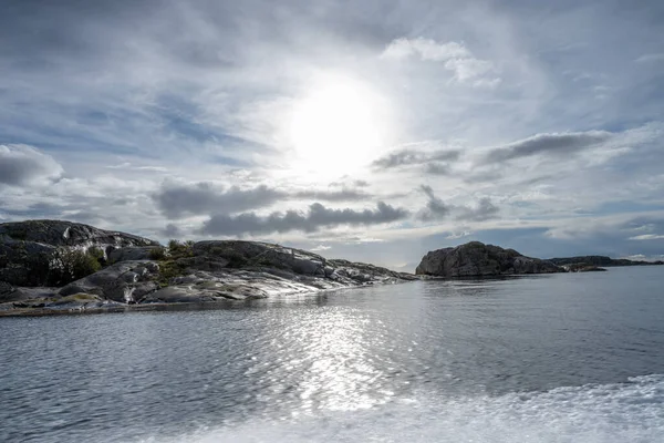 İsveç 'in en batısındaki Weather Island takımadalarından gün batımının arka plan fotoğrafı. — Stok fotoğraf