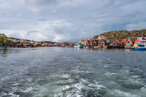 En typisk fiskeby vid den svenska Atlantkusten. Bild från Hamburgsund, Vastra Gotands län — Stockfoto