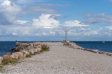 Ada yapay adası, Malmö, İsveç. Toprak mavi su ve gökyüzü ile buluşur
