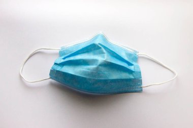 Beyaz arka planda koruyucu tıbbi maske.