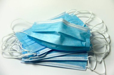 Beyaz arka planda koruyucu tıbbi maskeler.