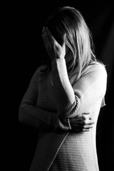 Retrato Uma Mulher Segurando Cabeça Nas Mãos — Fotografia de Stock